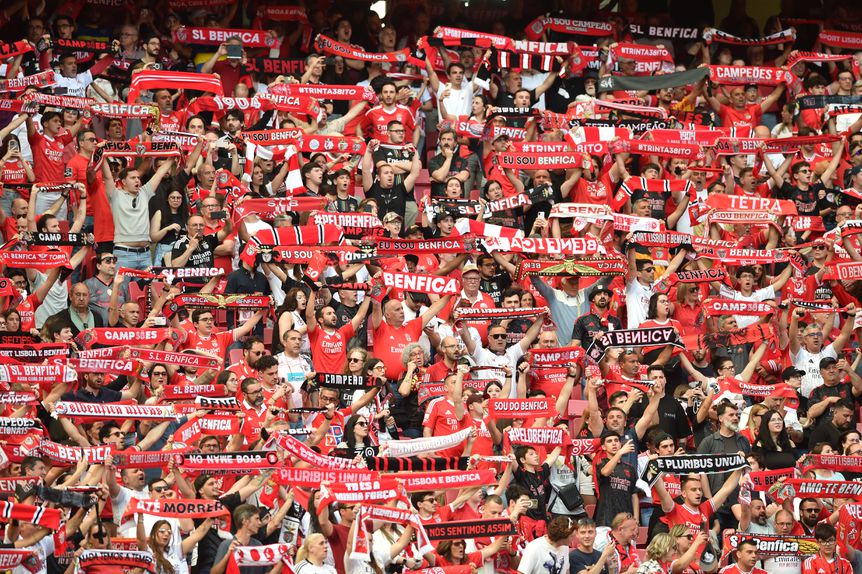 Adeptos do Benfica em festa no jogo com o Aves SAD (foto: Miguel Nunes)