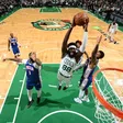Neemias Queta em ação contra os Philadelphia 76ers