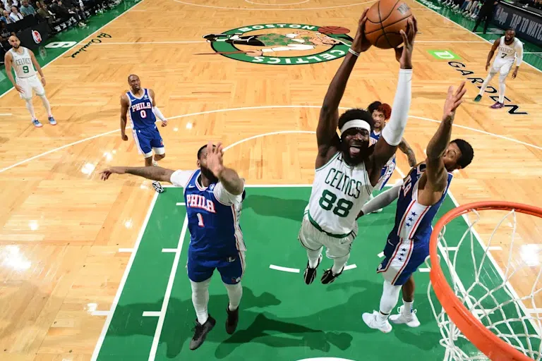 Neemias Queta em ação contra os Philadelphia 76ers