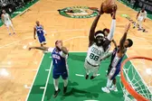 Neemias Queta em ação contra os Philadelphia 76ers