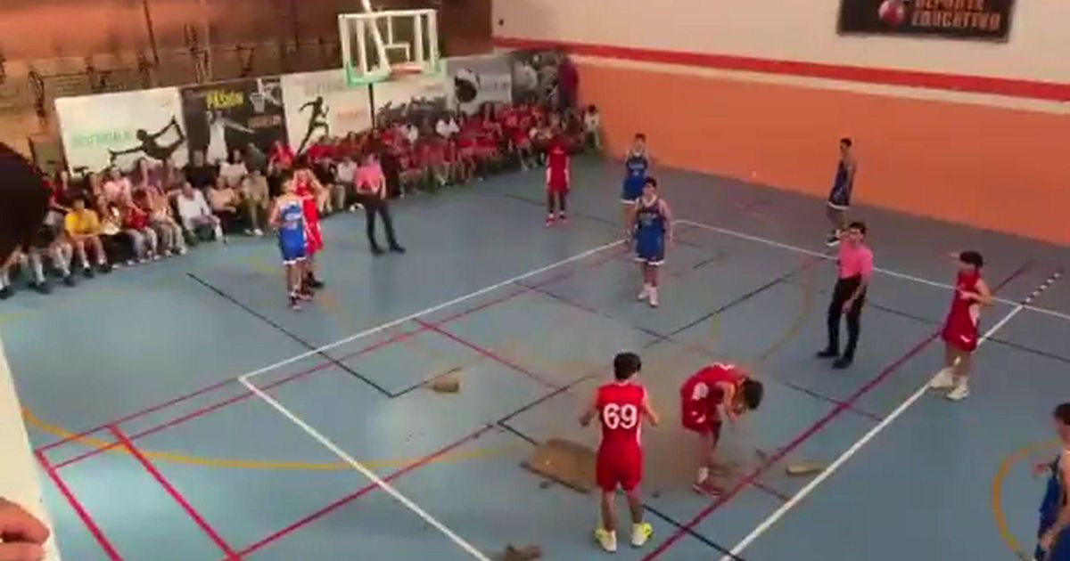 Pavilhão a cair aos pedaços em Sevilha: atleta atingido durante jogo