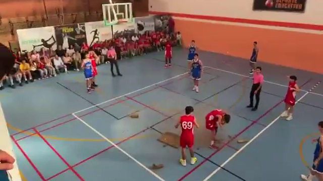 Pavilhão a cair aos pedaços em Sevilha: atleta atingido durante jogo