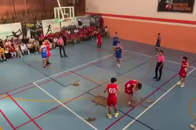 Pavilhão a cair aos pedaços em Sevilha: atleta atingido durante jogo