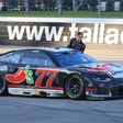 Celebração épica na NASCAR: dá volta de honra com meio corpo fora do carro e acaba no muro (vídeo)