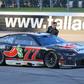 Celebração épica na NASCAR: dá volta de honra com meio corpo fora do carro e acaba no muro (vídeo)