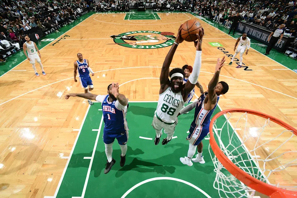 Neemias Queta voa para o cesto no TD Garden