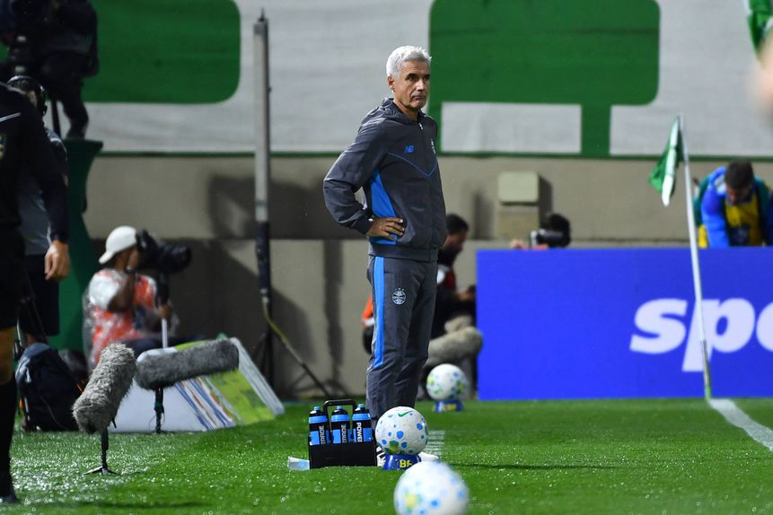 Luís Castro voltou às vitórias com o Grêmio