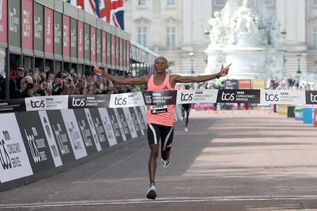 O queniano Sabastian Sawe, de 29 anos, fez história no atletismo mundial. IMAGO