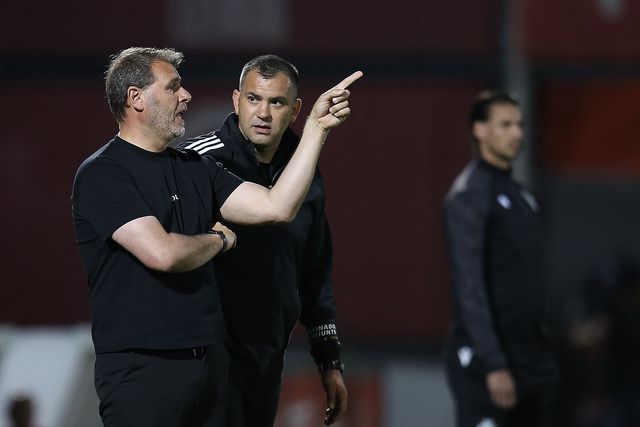 João Henriques a trocar ideias com o seu adjunto João Correia, no encontro com o Sporting (1-1) - Foto: MANUEL FERNANDO ARAÚJO/LUSA