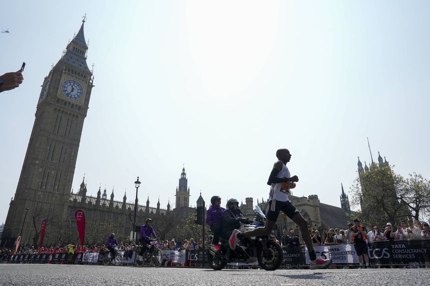 Sabastian Sawe alcançou a imortalidade desportiva ao tornar-se o primeiro atleta a correr uma maratona em menos de duas horas numa prova oficial