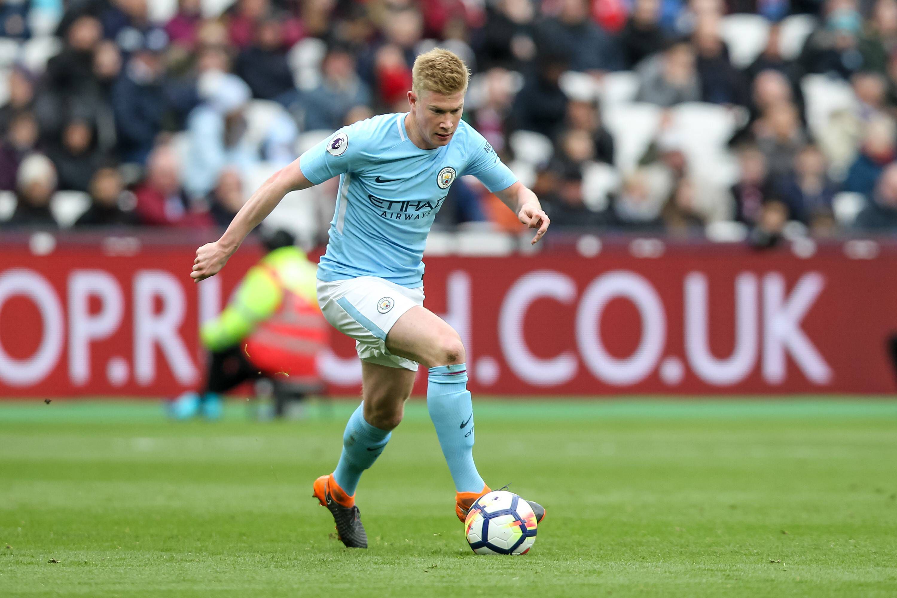 De Bruyne (Manchester City) - 18 assistências em 2016/17