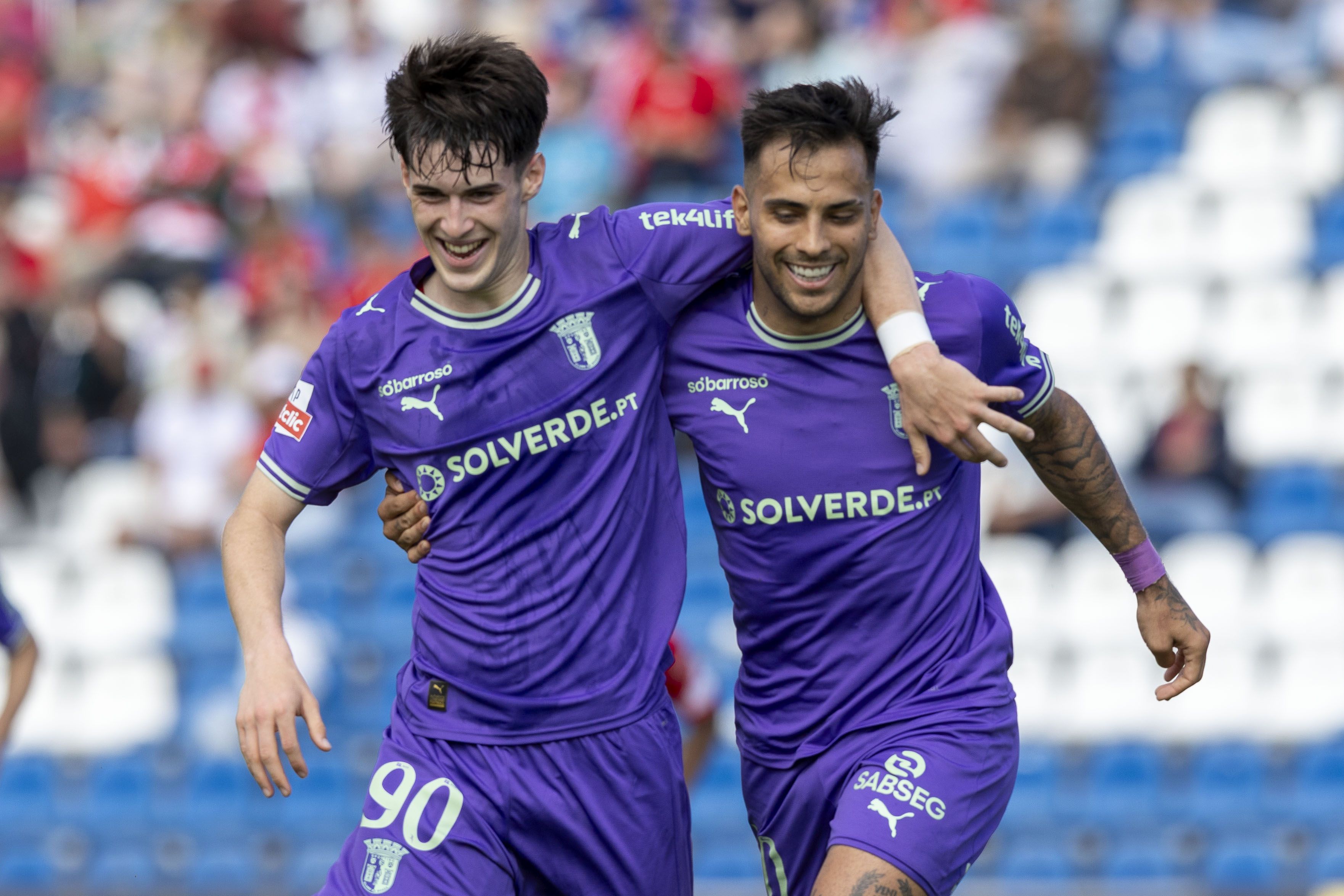 Luisinho (à esquerda) felicitado por Rodrigo Zalazar, a quem ofereceu o golo diante do Santa Clara — Foto: Eduardo Costa/LUSA