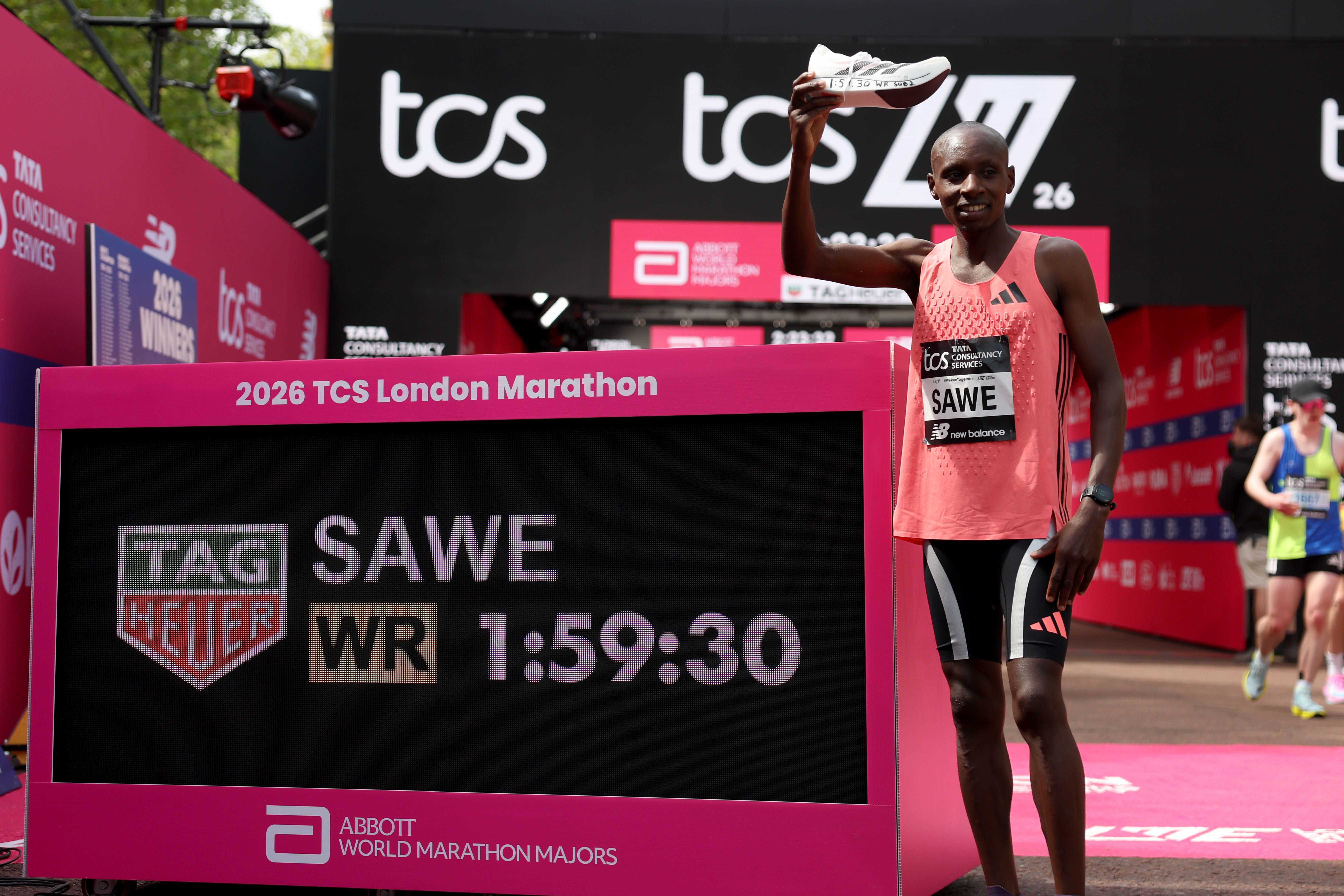 O queniano Sebastian Sawe bateu o recorde do Mundo da maratona em Londres. IMAGO