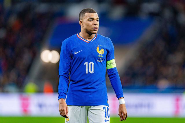 Mbappé já assina camisolas do Real Madrid