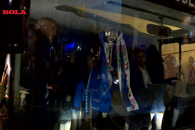 Adeptos esperaram autocarro do FC Porto até às 5h30 da manhã