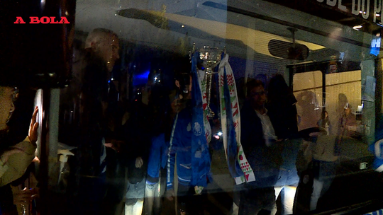 Adeptos esperaram autocarro do FC Porto até às 5h30 da manhã