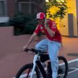 Depois de vencer GP do Mónaco, Leclerc vai para casa... de bicicleta!
