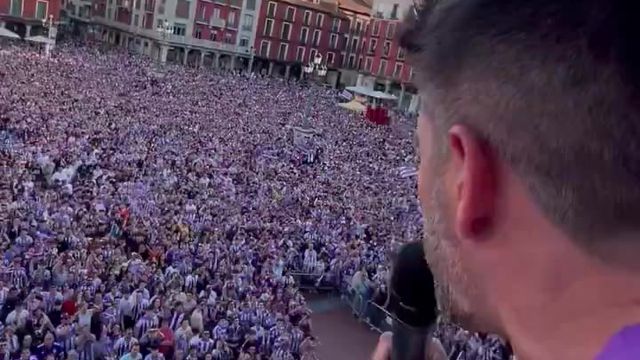 É de ver para crer: treinador puxa por cântico... a pedir a sua própria demissão