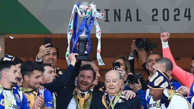 Já viu quem chamou Villas-Boas para erguer a Taça com Pinto da Costa?