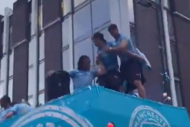 Grealish quase cai de autocarro em festejos