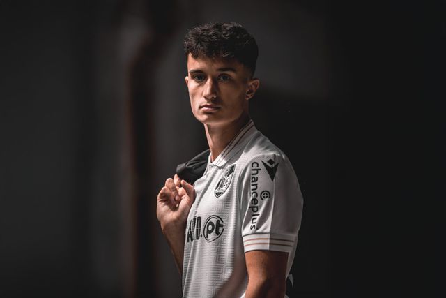Matija Mitrovic vestido com a nova camisola. Foto Vitória de Guimarães