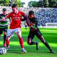 Maxi Araújo e Matheus Reis preparam-se para tentar desarmar Belotti em lance que, depois, criaria muita polémica