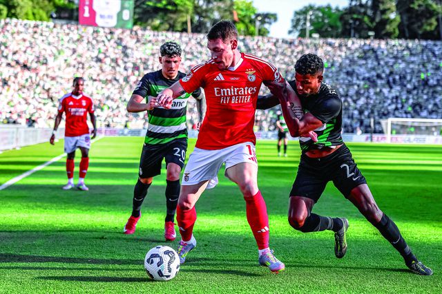 Maxi Araújo e Matheus Reis preparam-se para tentar desarmar Belotti em lance que, depois, criaria muita polémica