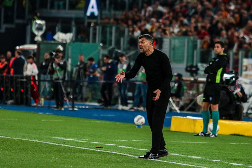 Sérgio Conceição a dar indicações para dentro de campo