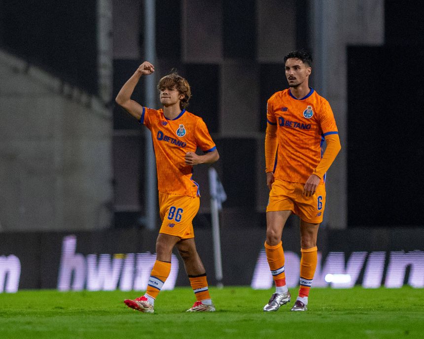 Rodrigo Mora a festejar no Bessa