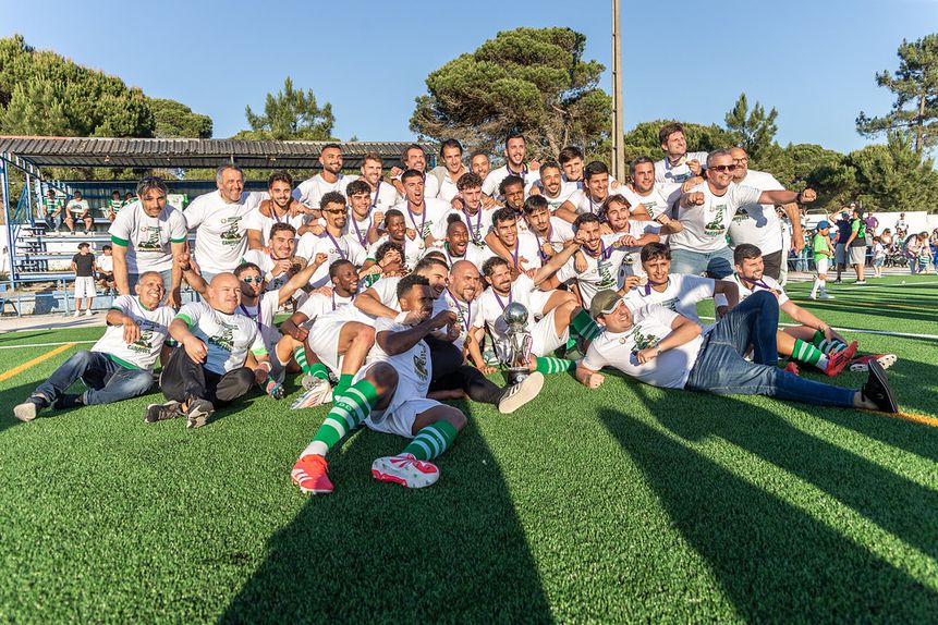 Plantel e estrutura do Alcochetense em perfeita euforia após a subida de divisão e o título da AF Setúbal (Foto: D. R.)