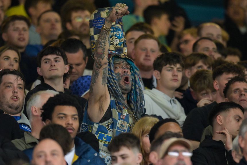 Adepto do Sheffield Wednesday durante jogo com o Portsmouth no Championship