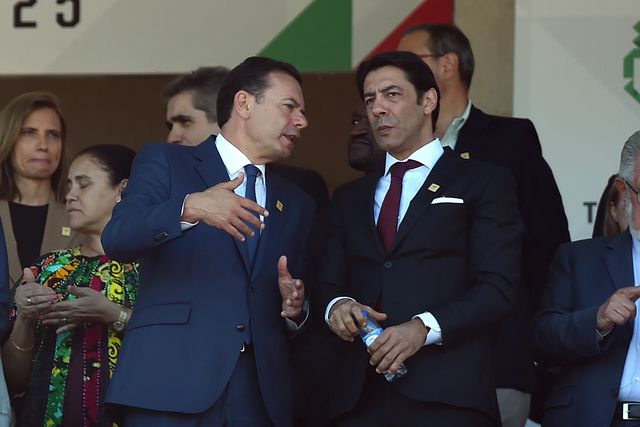 Luís Montenegro e Rui Costa na tribuna presidencial do Estádio Nacional (Foto: Miguel Nunes)