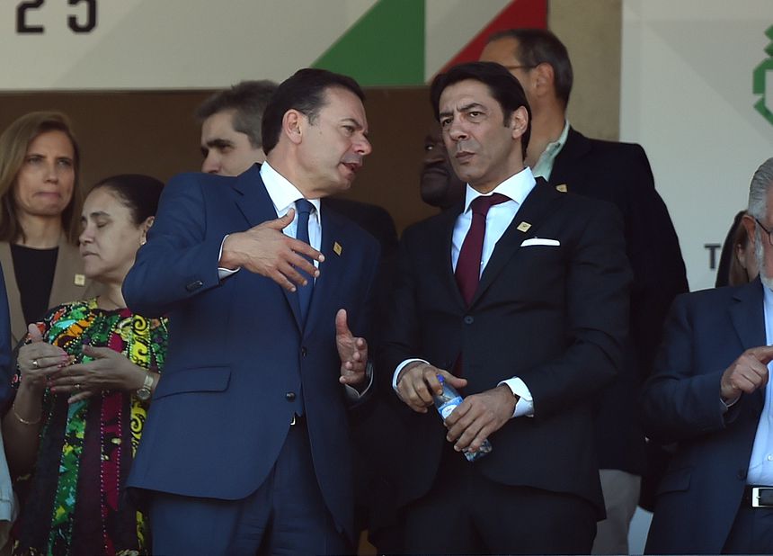Luís Montenegro e Rui Costa na tribuna presidencial do Estádio Nacional (Foto: Miguel Nunes)