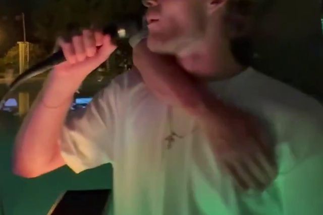 Hjulmand tem jeito para jogar, mas... e para cantar? Confira aqui (vídeo)