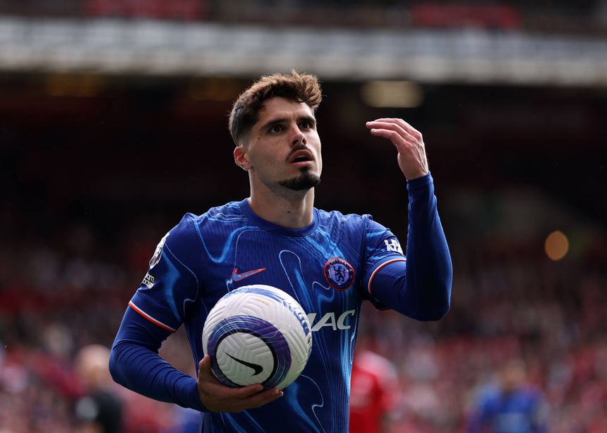 Pedro Neto, uma das estrelas do Chelsea, a comemorar um golo