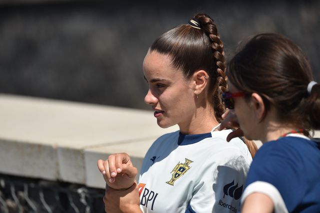 Diana Gomes apenas viu as companheiras de equipa a treinar. A central está condicionada
