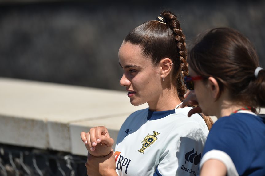 Diana Gomes apenas viu as companheiras de equipa a treinar. A central está condicionada