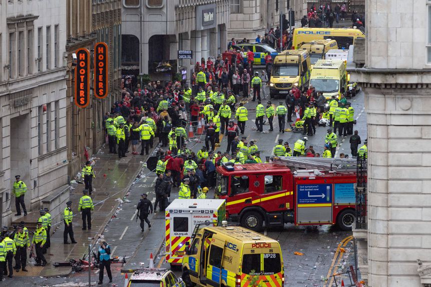 Polícia e serviços de emergência médica reagem ao atropelamento durante a festa do título do Liverpool