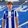 João Serrano Pinto segurado pelos dragões - Foto: FC Porto