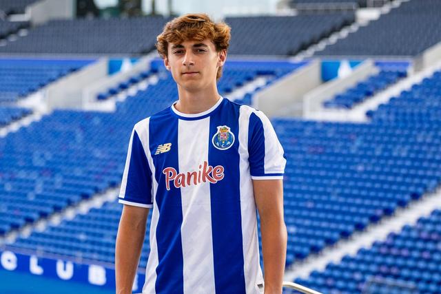 João Serrano Pinto segurado pelos dragões - Foto: FC Porto