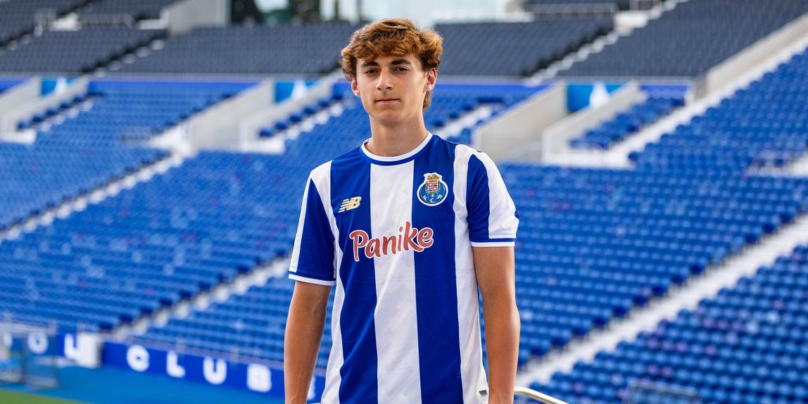 João Serrano Pinto segurado pelos dragões - Foto: FC Porto