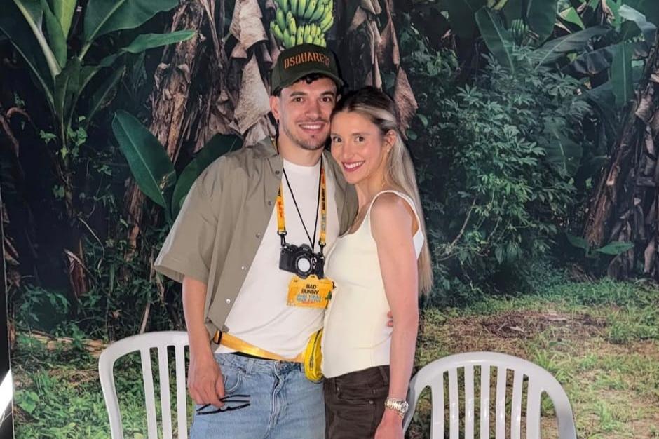 Pedro Gonçalves com a sua cara metade, Bruna Rafaela, no Estádio da Luz