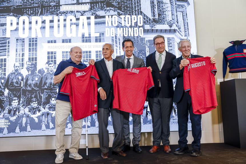 António Simões (Magriço), Hilário (Magriço), Pedro Proença (presidente da FPF), Manuel Queiroz (presidente do CNID) e José Augusto (Magriço) na inauguração da exposição «Portugal no Topo do Mundo», na Cidade do Futebol. Foto FPF