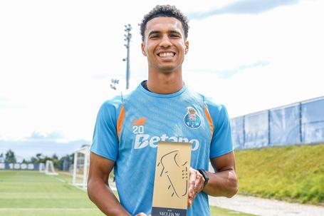 Alberto Costa com o troféu nas mãos - Foto: FC Porto