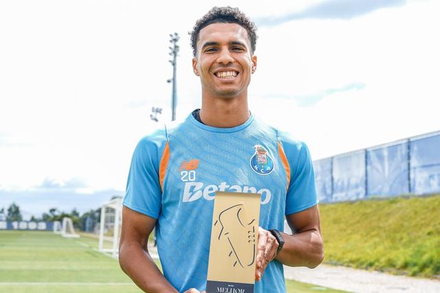 Alberto Costa com o troféu nas mãos - Foto: FC Porto