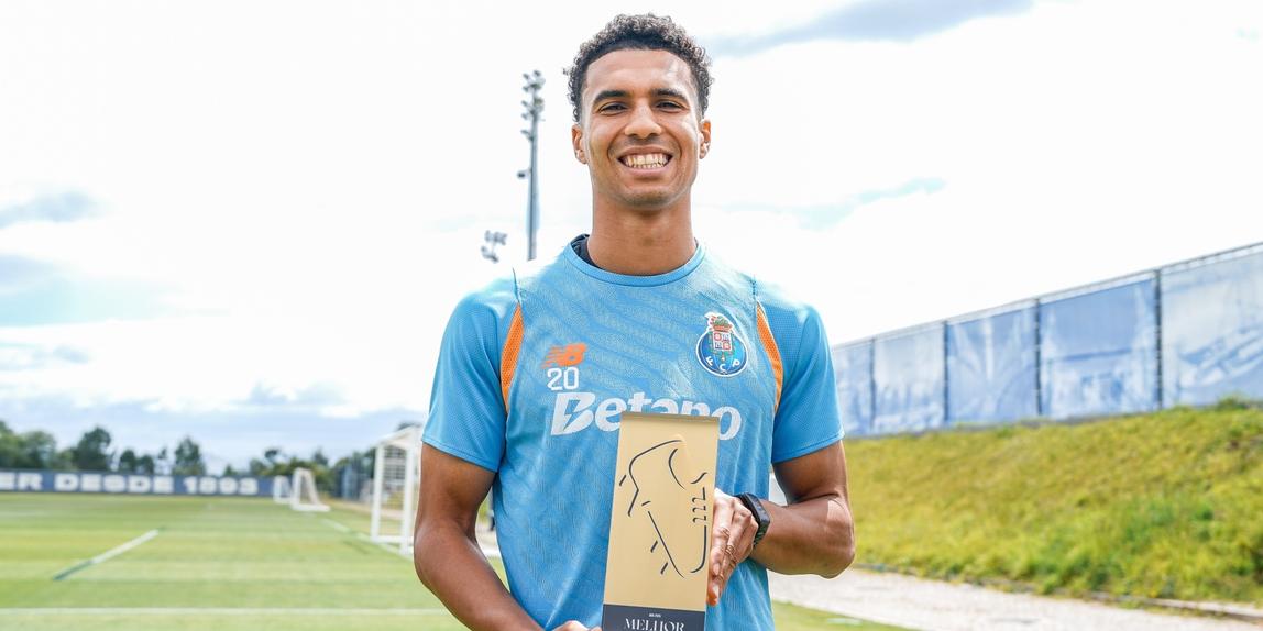 Alberto Costa com o troféu nas mãos - Foto: FC Porto
