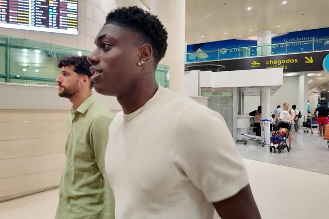 Issa Doumbia no Aeroporto Humberto Delgado, em Lisboa - Foto: A BOLA