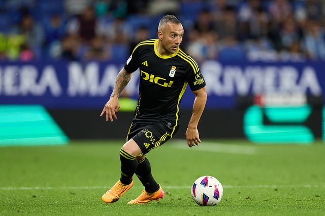 Aos 39 anos, Cazorla renova com o clube de formação