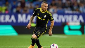 Aos 39 anos, Cazorla renova com o clube de formação