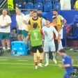 O momento entre Ronaldo e Kvaratskhelia após apito final